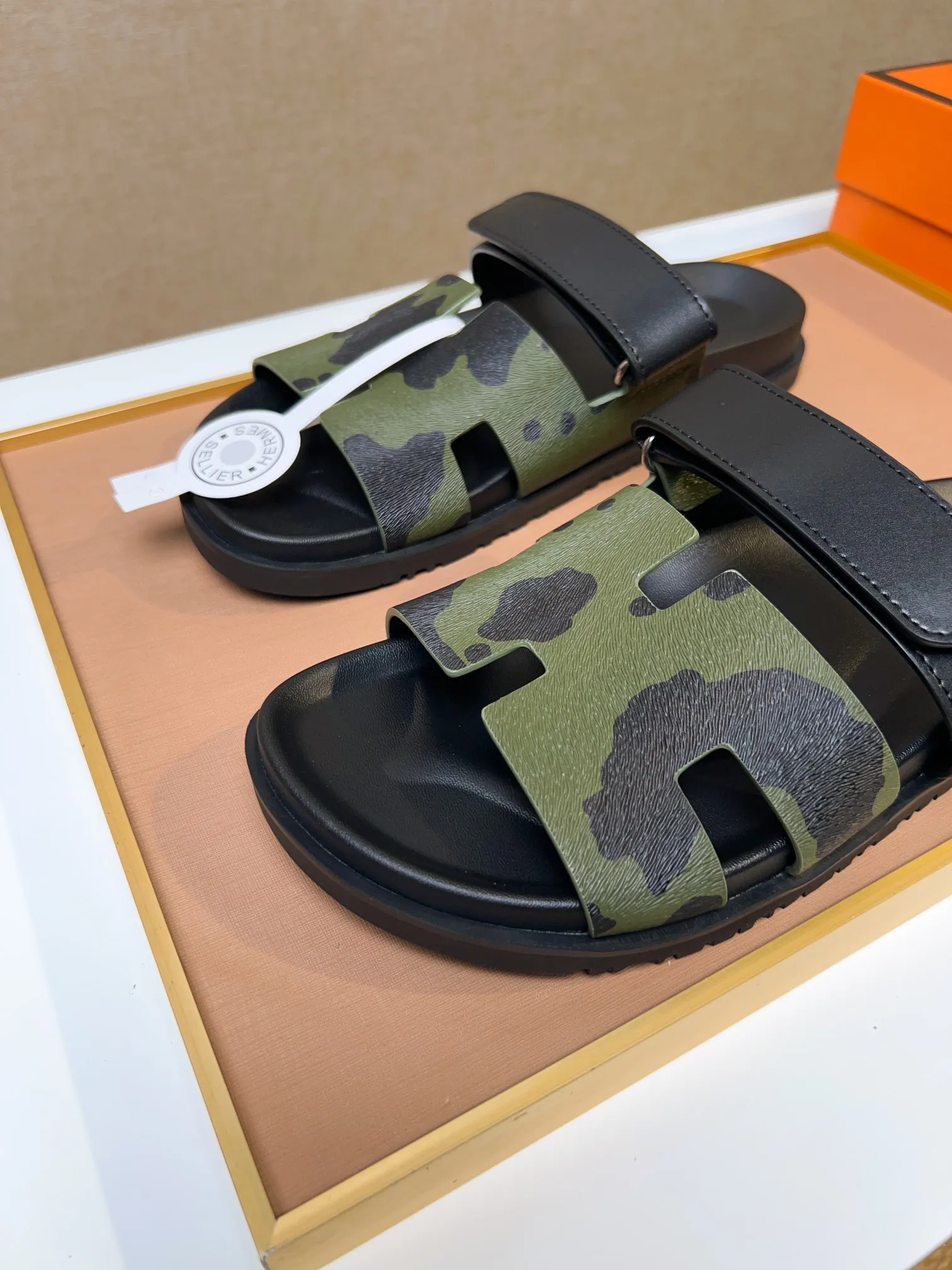 Men's clothing and shoes 💰340 💅💅💅 new arrival. Hermes Hermes official website latest counter synchronized new oran color leather H slippers, the original Paris version flew back to the original model and opened the mold to make it perfectly🍌The highest quality Sincerity, you can enter and leave the counter at will [Deyi] The upper is made of original customized  colored palm prints, crocodile print, ostrich print, colored cow leather, colored cow suede, 🤔 horse hair, 🥳 colored diamonds, 🥰 3D printing, and other genuine leather slippers, imported cow pattern foot pad lining, Italian  latest original genuine leather combination outsole Code number: 38-48 (customized at 46.47.48) Can be made into picture combination sole with genuine leather pattern and ordinary molded outsole